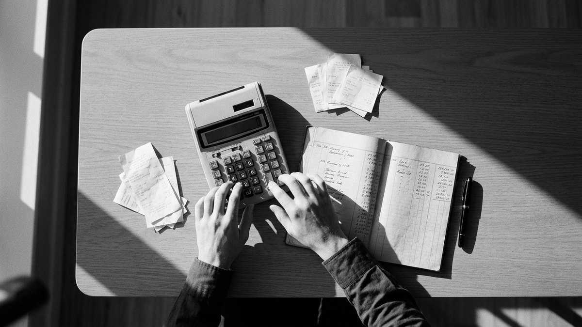 AI Bookkeeping Tools vs. Human Bookkeepers: When to Switch